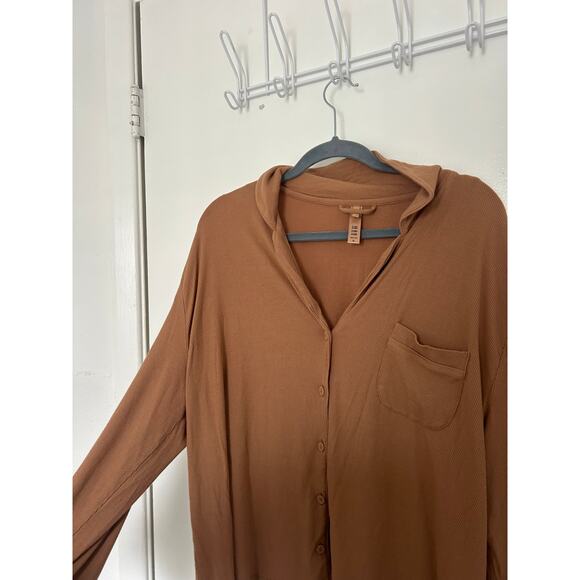 SKIMS Soft Lounge Brown Pajama Top - Picture 3 of 6